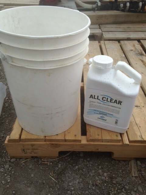 在喷雾器清洁时，水桶和清洁剂是“必须有的”。